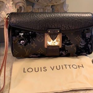 Stunning Louis Vuitton Fleur De Jais clutch.